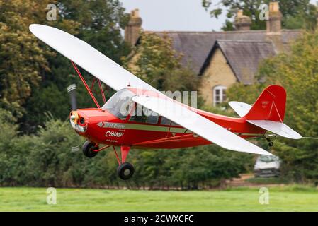 Cheeky Champ Barnstorming Act auf einer COVID-19 Drive-in Airshow in Shuttleworth Collection, Old Warden, Bedfordshire, Großbritannien. Aeronca Champion Flugzeug, niedrig Stockfoto