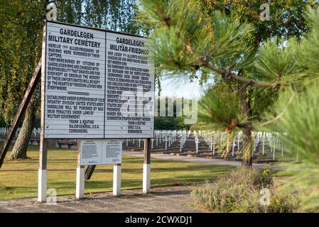 Gardelegen, Deutschland. September 2020. Eine Gedenktafel in deutscher und englischer Sprache erinnert an das Massaker in Isenschnibbe. Am 13. April 1945 wurden in den letzten Tagen des Zweiten Weltkriegs 1,016 KZ-Häftlinge in einer Feldscheune ermordet. Quelle: Stephan Schulz/dpa-Zentralbild/ZB/dpa/Alamy Live News Stockfoto