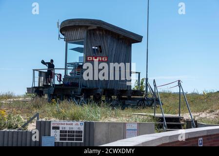 Baabe, Deutschland. August 2020. Ein Rettungsschwimmer holt ein Paddel vom Bahnhof der Deutschen Lebensrettungsgesellschaft in Baabe auf der Insel Rügen. Quelle: Stephan Schulz/dpa-Zentralbild/ZB/dpa/Alamy Live News Stockfoto