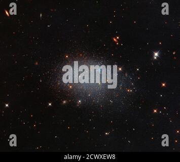 Das Hubble-Weltraumteleskop erfasst die Galaxie KK 246, eine unregelmäßige Zwerggalaxie innerhalb der Lokalen Leere, einer Region des Weltraums, die weitgehend leer ist von Galaxien. KK 246 ist die einzige bekannte Galaxie in dieser riesigen Leere. Stockfoto