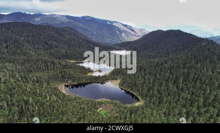 (200930) -- KUNMING, 30. September 2020 (Xinhua) -- Luftfoto vom 8. Juni 2019 zeigt eine Ansicht des Laojun Mountain National Geopark in Lijiang, südwestlich von Chinas Provinz Yunnan. Obwohl Yunnan nur 4.1 Prozent der Landfläche Chinas ausmacht, gilt die Provinz noch als "Königreich der Tiere und Pflanzen" und "Gene Bank of Species", weil sie mehr als 50 Prozent der biologischen Arten des Landes beherbergt. In den letzten Jahren hat China mit der Durchsetzung von Gesetzen, Politiken und anderen Maßnahmen, wie dem Bau eines Nationalparks, bedeutende Erfolge im ökologischen Naturschutz erzielt Stockfoto