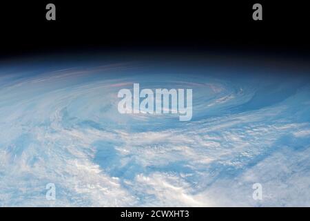 Südpazifik Swirl Erde aus dem All ist immer breathtaking....especially dieser Blick auf den Südpazifik. Diese kreisförmige Wolkenformation erregte das Auge eines Astronauten, als er den Südpazifik umkreiste. Die Internationale Raumstation (ISS) befand sich in der Nähe der südlichsten Ausläufe ihrer Umlaufbahn mehr als 3,200 Kilometer (2,000 Meilen) östlich von Neuseeland und mehr als 4,400 Kilometer (2,700 Meilen) westlich von Südamerika. Die markanten Farben innerhalb der Wolkenformation sind das Ergebnis des lokalen Sonnenaufgangs. Wenn sich die Sonne in einem niedrigen Winkel befindet (relativ zur Atmosphäre und ISS), Sonnenlicht Stockfoto