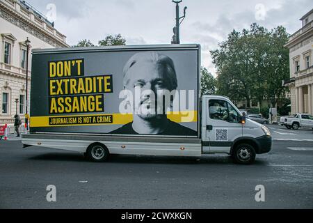 WESTMINSTER LONDON, GROSSBRITANNIEN, 30. SEPTEMBER 2020. Ein Transporter mit einem großen Plakat mit der Aufschrift "Don't extradite Assange, Journalismus is not a crime": WikiLeaks-Gründer Julian Assange befindet sich derzeit vor Gericht und kämpft gegen eine Auslieferung in die USA. Kredit: amer ghazzal/Alamy Live Nachrichten Stockfoto