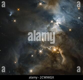 Das Hubble-Weltraumteleskop der NASA hat ein beeindruckendes Bild eines riesigen „Fledermausschattens“ im Serpens-Nebel aufgenommen. Dieses einzigartige Phänomen zeigt eine dichte Region, in der Sterne entstehen, mit dunklen Filamenten, die das Licht von jungen Sternen im Nebel blockieren. Stockfoto
