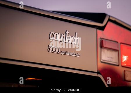 Nahaufnahme eines 1985 Lamborghini Countach 5000QV Heckemblems. Stockfoto