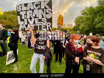 Cleveland, Ohio, USA. September 2020. Mann hält "Black Trans Lives Matter"-Zeichen auf dem ersten Präsidentendebatte-Tag: Black Lives Matter und Trump/Pence Out Jetzt kombinierten Protest an der Wade Lagoon, auf Case Western Reserve University, Cleveland Ohio Kredit: Amy Katz/ZUMA Wire/Alamy Live News Stockfoto