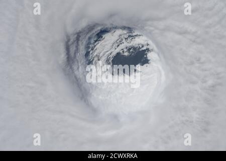 Astronaut Auñón-Chancellor's Photo of Hurricane Michael EIN Blick auf das Auge des Hurrikans Michael aufgenommen am 10. Oktober 2018 von der Internationalen Raumstation, die derzeit die Erde umkreist. Das Foto wurde von Astronautin Dr. Serena M. Auñón-Chancellor aufgenommen, die 2006 als Flugchirurge mit der NASA begann. 2009 wurde sie als NASA-Astronautin ausgewählt. Stockfoto