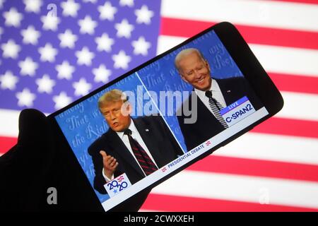 In dieser Abbildung sind US-Präsident Donald Trump und der Präsidentschaftskandidat der Demokraten und ehemalige US-Vizepräsident Joe Biden während der ersten Präsidentschaftsdebatte auf einem YouTube-Video auf einem Bildschirm eines Smartphones zu sehen. Präsidentschaftswahlen in den Vereinigten Staaten sind am 3. November 2020 geplant. Stockfoto