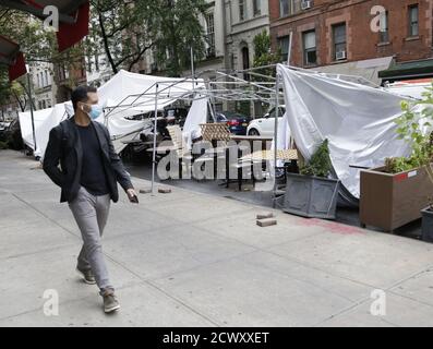 New York, Usa. September 2020. Zelte und Tische für Restaurants am Rand des Restaurants werden nach einer Nacht von starkem Regen und Wind in New York City am Mittwoch, 30. September 2020 zerstört. Die Restaurants beginnen heute in New York City mit einer Kapazität von 25 %, da die Einschränkungen des Coronavirus weiter zurückgehen. Foto von John Angelillo/UPI Kredit: UPI/Alamy Live Nachrichten Stockfoto