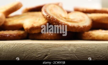 Frischer Blätterteig Palmkeks in Herzform. Klassisches französisches Gebäck. Schweinear, Elefantenohrplätzchen, französische Herzen Stockfoto