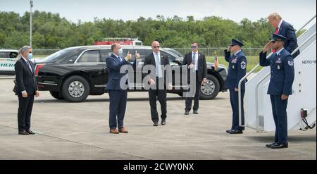 NASA-Administrator Jim Bridenstine, Kennedy Space Center Director Bob Cabana und Präsident Donald Trump begrüßen die Teilnehmer der SpaceX Demo-2 Preflight-Veranstaltung am 30. Mai 2020. Die Mission ist der erste bemannte Start der NASA mit dem Raumschiff SpaceX Crew Dragon zur Internationalen Raumstation. Stockfoto