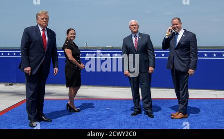 SpaceX Demo-2 Launch President Donald Trump, Second Lady Karen Pence, Vice President Mike Pence und NASA Administrator Jim Bridenstine bereiten sich darauf vor, den Start einer SpaceX Falcon 9 Rakete mit der Crew Dragon Raumsonde der Firma auf der NASA SpaceX Demo-2 Mission mit den NASA-Astronauten Robert Behnken und Douglas Hurley an Bord zu beobachten, Samstag, 30. Mai 2020, vom Balkon des Operations Support Building II im Kennedy Space Center der NASA in Florida. Die NASA-Mission SpaceX Demo-2 ist der erste Start mit Astronauten der Raumsonde SpaceX Crew Dragon und der Falcon 9-Rakete zum International Spa Stockfoto