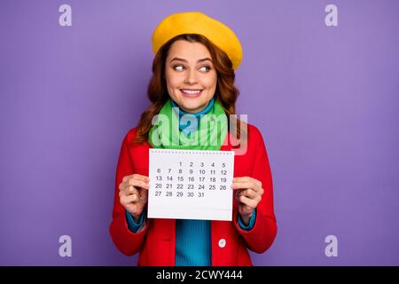 Close-up Porträt von ihr sie schön aussehend attraktiv schön hübsch niedlich Fröhliche wellenförmige Mädchen halten in den Händen Papier Kalender erstellen Plan Stockfoto