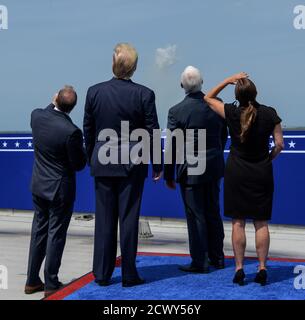 SpaceX Demo-2 Launch NASA-Administrator Jim Bridenstine, links, Präsident Donald Trump, Vizepräsident Mike Pence, und Second Lady Karen Pence beobachten den Start einer SpaceX Falcon 9 Rakete mit der Crew Dragon Raumsonde der Firma auf der NASA SpaceX Demo-2 Mission mit den NASA-Astronauten Robert Behnken und Douglas Hurley an Bord, Samstag, 30. Mai 2020, vom Balkon des Operations Support Building II im Kennedy Space Center der NASA in Florida. Die NASA SpaceX Demo-2 Mission ist der erste Start mit Astronauten der Raumsonde SpaceX Crew Dragon und Falcon 9 Rakete auf die International Space St Stockfoto