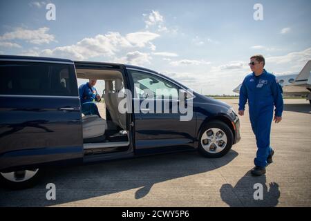 SpaceX Demo-2 Crew Ankunft NASA-Astronauten Douglas Hurley, links, und Robert Behnken verlassen die Start-und Landing Facility und Kopf zu Crew Quarters der NASA Kennedy Space Center vor der SpaceX Demo-2-Mission, Mittwoch, 20. Mai 2020, in Florida. Die NASA SpaceX Demo-2 Mission ist der erste Start mit Astronauten der Raumsonde SpaceX Crew Dragon und Falcon 9 Rakete zur Internationalen Raumstation im Rahmen des Commercial Crew Program der Agentur. Der Flugtest wird als End-to-End-Demonstration des Transportsystems der SpaceX-Crew dienen. Behnken und Hurley sollen einen starten Stockfoto