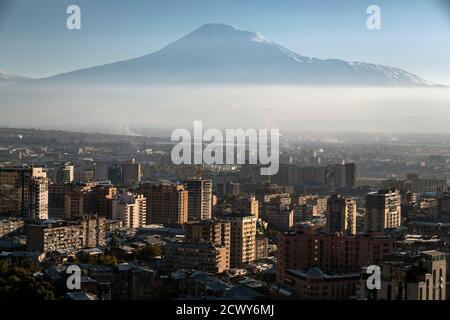 Stadtansicht der armenischen Hauptstadt Jerewan Armenien mit dem Berg Ararat im Hintergrund, der auf der türkischen Seite liegt. Stockfoto