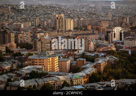 Stadtansicht der armenischen Hauptstadt Jerewan Armenien mit dem Berg Ararat im Hintergrund, der auf der türkischen Seite liegt. Stockfoto