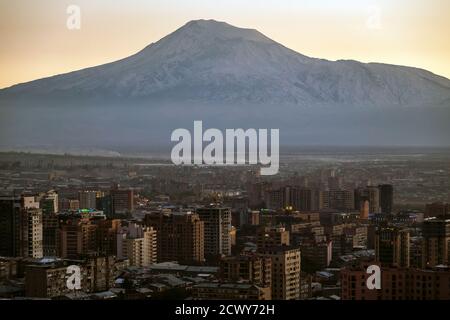 Stadtansicht der armenischen Hauptstadt Jerewan Armenien mit dem Berg Ararat im Hintergrund, der auf der türkischen Seite liegt. Stockfoto