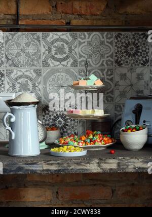 Stillleben Karamell Süßigkeiten Marshmallows auf dem Tisch Stockfoto