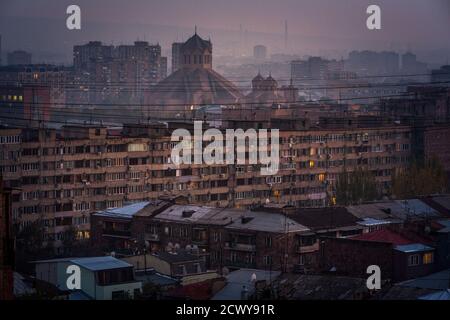 Stadtansicht der armenischen Hauptstadt Jerewan Armenien mit dem Berg Ararat im Hintergrund, der auf der türkischen Seite liegt. Stockfoto