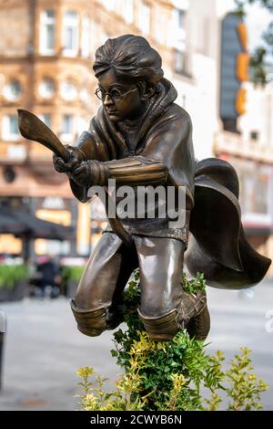 London, Großbritannien. September 2020. Eine neue Statue von Harry Potter im Leicester Square, London, die sich den acht anderen Filmstatuen angeschlossen hat, die dort bereits ausgestellt sind. Quelle: Dave Rushen/SOPA Images/ZUMA Wire/Alamy Live News Stockfoto