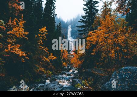 Herbstwasserfall in Nordschweden Stockfoto