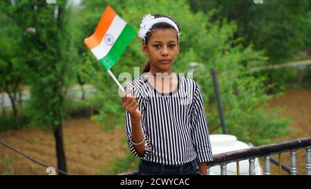 Nettes kleines Mädchen mit indischer nationaler Tricolor Flagge Stockfoto