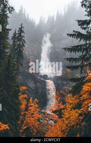 Herbstwasserfall in Nordschweden Stockfoto