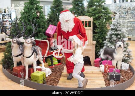 Mädchen in einem Hut zu Besuch Weihnachtsmann Stockfoto