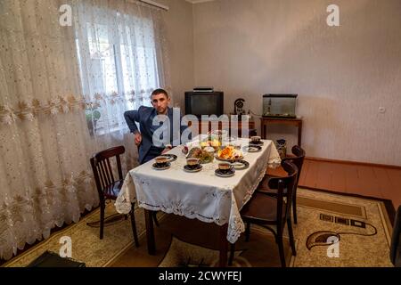 Artak Mkrtchyan und sein Bruder leben mit seinen Eltern in der kleinen Stadt Martouni in Berg-Karabach, etwa fünf Kilometer von der Front entfernt. Die Kaukasusrepublik wird zwischen Armenien und Aserbaidschan geführt. Stockfoto