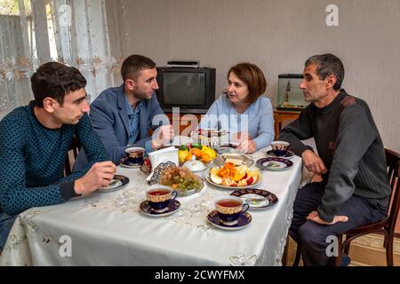 Artak Mkrtchyan und sein Bruder leben mit seinen Eltern in der kleinen Stadt Martouni in Berg-Karabach, etwa fünf Kilometer von der Front entfernt. Die Kaukasusrepublik wird zwischen Armenien und Aserbaidschan geführt. Stockfoto