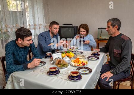 Artak Mkrtchyan und sein Bruder leben mit seinen Eltern in der kleinen Stadt Martouni in Berg-Karabach, etwa fünf Kilometer von der Front entfernt. Die Kaukasusrepublik wird zwischen Armenien und Aserbaidschan geführt. Stockfoto