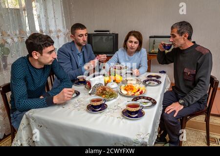 Artak Mkrtchyan und sein Bruder leben mit seinen Eltern in der kleinen Stadt Martouni in Berg-Karabach, etwa fünf Kilometer von der Front entfernt. Die Kaukasusrepublik wird zwischen Armenien und Aserbaidschan geführt. Stockfoto