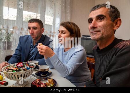 Artak Mkrtchyan und sein Bruder leben mit seinen Eltern in der kleinen Stadt Martouni in Berg-Karabach, etwa fünf Kilometer von der Front entfernt. Die Kaukasusrepublik wird zwischen Armenien und Aserbaidschan geführt. Stockfoto