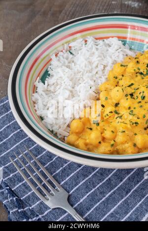 Kichererbsen mit Curry, begleitet von Basmati-Reis Stockfoto