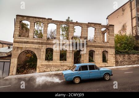 Stadtansichten und Zerstörung in Susa aus den Kriegsjahren. Susa, Nachbardorf Berg-Karabach Hauptstadt Stepanakert. Die Kaukasusrepublik wird zwischen Armenien und Aserbaidschan geführt. Stockfoto