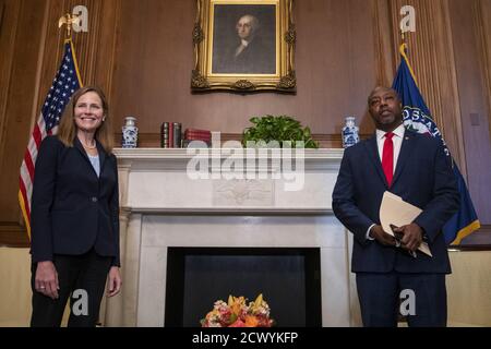 Washington, Usa. September 2020. Richterin Amy Coney Barrett (L) trifft sich am Mittwoch, den 30. September 2020, mit dem republikanischen Senator aus South Carolina Tim Scott im US-Kapitol in Washington, DC. Richterin Amy Coney Barrett, Nominierte am Obersten Gerichtshof, wird diese Woche vor ihren Bestätigungsanhörungen, die voraussichtlich im Oktober 12 beginnen werden, einzeln mit Senatoren zusammentreffen. Pool Foto von Shawn Thew/UPI Kredit: UPI/Alamy Live News Stockfoto