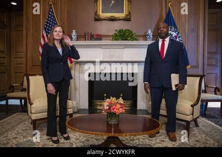 Washington, Usa. September 2020. Richterin Amy Coney Barrett (L) trifft sich am Mittwoch, den 30. September 2020, mit dem republikanischen Senator aus South Carolina Tim Scott im US-Kapitol in Washington, DC. Richterin Amy Coney Barrett, Nominierte am Obersten Gerichtshof, wird diese Woche vor ihren Bestätigungsanhörungen, die voraussichtlich im Oktober 12 beginnen werden, einzeln mit Senatoren zusammentreffen. Pool Foto von Shawn Thew/UPI Kredit: UPI/Alamy Live News Stockfoto