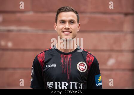 Wiesbaden, Deutschland. September 2020. Teamfoto des 3. Bundesligisten SV Wehen Wiesbaden vor der Jagdschloss Platte am Stadtrand von Wiesbaden: Gianluca Korte. Kredit: Frank Rumpenhorst/dpa/Alamy Live Nachrichten Stockfoto