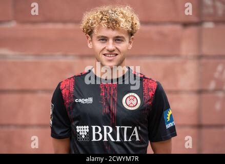 Wiesbaden, Deutschland. September 2020. Teamfoto des 3. Bundesligisten SV Wehen Wiesbaden vor der Jagdschloss Platte am Stadtrand von Wiesbaden: Benedict Hollerbach. Kredit: Frank Rumpenhorst/dpa/Alamy Live Nachrichten Stockfoto