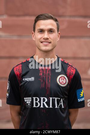 Wiesbaden, Deutschland. September 2020. Teamfoto des 3. Bundesligisten SV Wehen Wiesbaden vor der Jagdschloss Platte am Stadtrand von Wiesbaden: Dennis Kempe. Kredit: Frank Rumpenhorst/dpa/Alamy Live Nachrichten Stockfoto