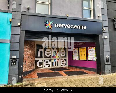 Derry, Nordirland - 25. September 2020: Der Vordereingang und das Schild für das Nervenzentrum in Derry Nordirland. Stockfoto