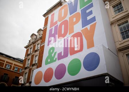 Die Love, Hope & Joy Kunstinstallation auf der Piazza Stockfoto