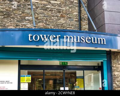 Derry, Nordirland - 25. September 2020: Der Vordereingang und das Schild für das Tower Museum in Derry Nordirland. Stockfoto