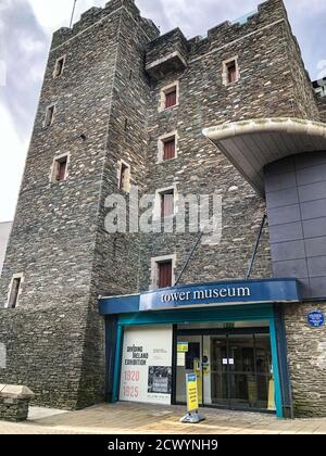 Derry, Nordirland - 25. September 2020: Das Tower Museum in Derry Nordirland. Stockfoto