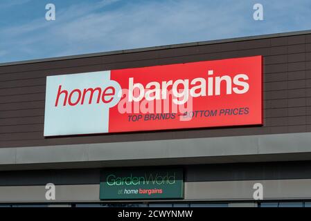 Derry, Nordirland - 19. September 2020: Der Vordereingang und das Schild für den Home Bargains Store in Derry Nordirland. Stockfoto