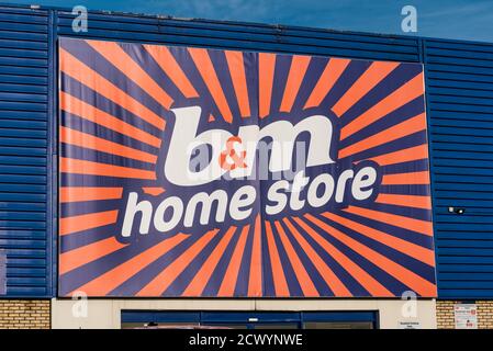 Derry, Nordirland - 19. September 2020: Der Vordereingang und das Schild für den B&M Home Store in Derry Nordirland. Stockfoto