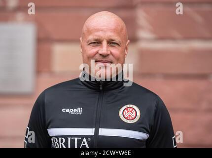 30. September 2020, Hessen, Wiesbaden: Teamfoto des 3. Bundesligisten SV Wehen Wiesbaden vor der Jagdschloss Platte am Stadtrand von Wiesbaden: Trainer Mike Krannich. Foto: Frank Rumpenhorst/dpa Stockfoto