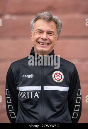 30. September 2020, Hessen, Wiesbaden: Teamfoto des 3. Bundesligisten SV Wehen Wiesbaden vor der Jagdschloss Platte am Stadtrand von Wiesbaden: Teamarzt Tammo Quitzau. Foto: Frank Rumpenhorst/dpa Stockfoto