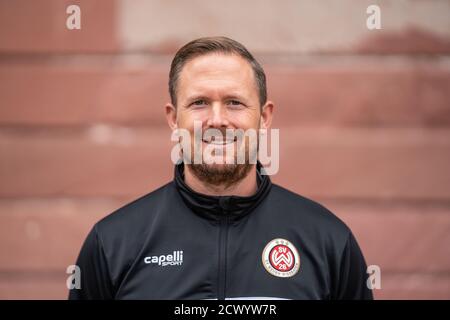 30. September 2020, Hessen, Wiesbaden: Teamfoto des 3. Bundesligisten SV Wehen Wiesbaden vor der Jagdschloss Platte am Stadtrand von Wiesbaden: Athletik-Trainer Sebastian Wagener. Foto: Frank Rumpenhorst/dpa Stockfoto